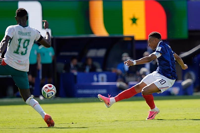 Le Français Kylian Mbappe tire et marque son troisième but lors du match du Groupe I de la Coupe du monde contre le Sénégal à East Rutherford, dans le New Jersey, près de New York, le mardi 16 juin 2026.