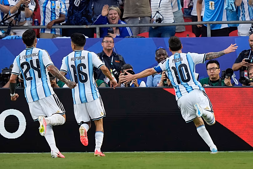 L'Argentin Lionel Messi célèbre après avoir marqué le premier but de son équipe lors du match du groupe J de la Coupe du monde contre l'Algérie à Kansas City, Missouri, le mardi 16 juin 2026.