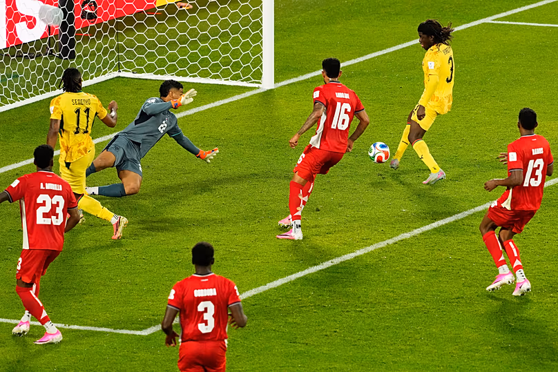 Caleb Yirenkyi du Ghana marque le premier but contre le gardien panaméen Orlando Mosquera lors du match du groupe L de la Coupe du monde à Toronto, le mercredi 17 juin 2026.