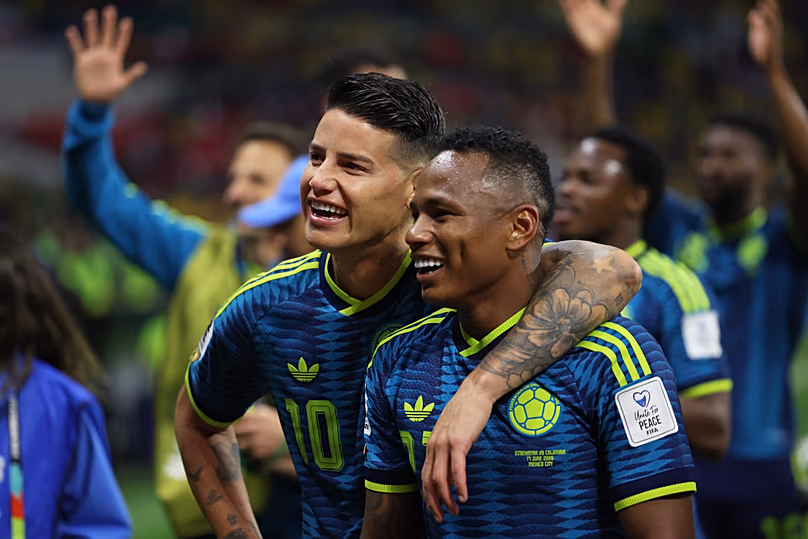 Les Colombiens James Rodriguez et Jaminton Campaz célèbrent après leur victoire lors du match du groupe K de la Coupe du monde contre l'Ouzbékistan à Mexico, le mercredi 17 juin 2026.