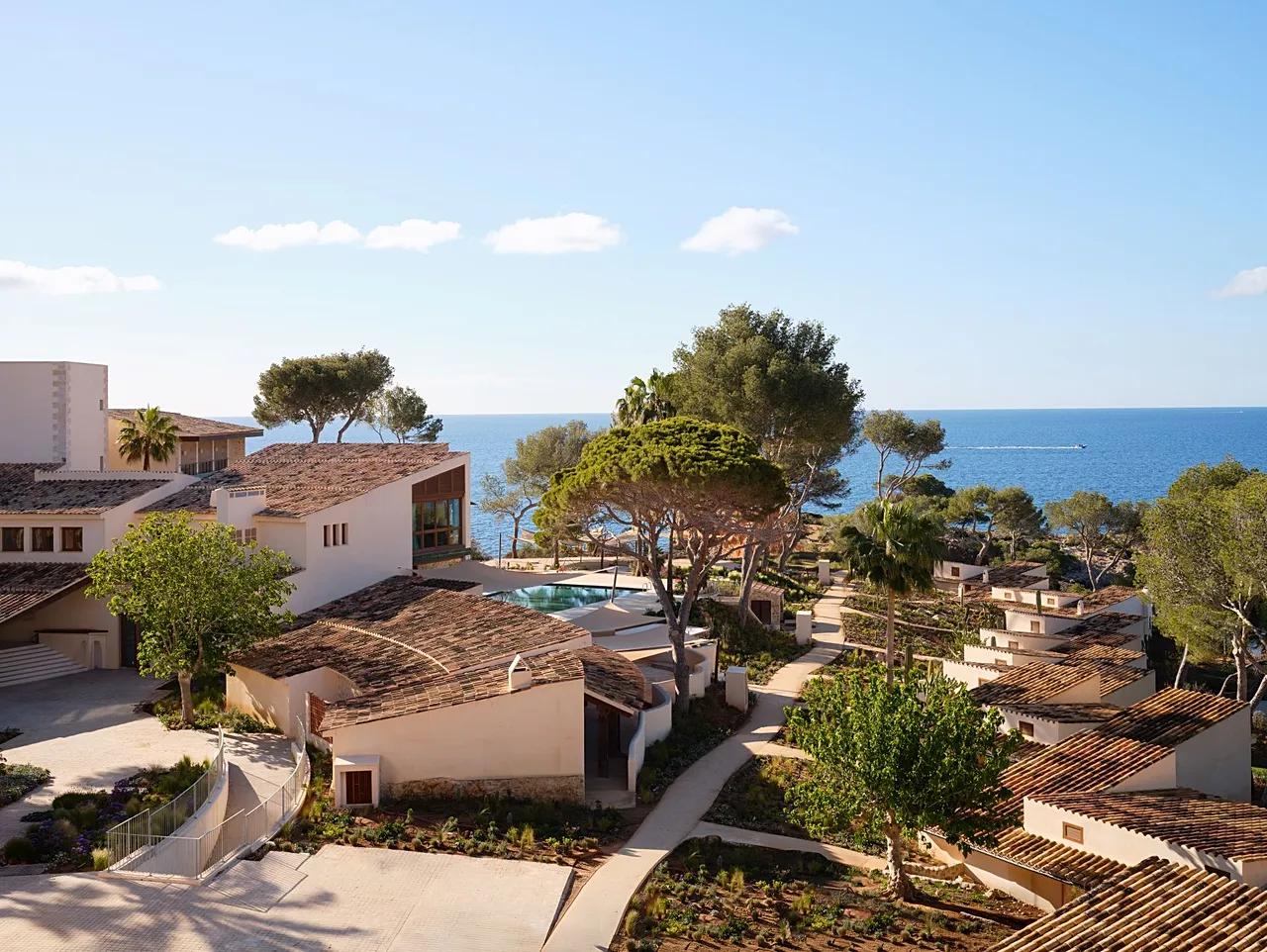 Le complexe est situé à Calvià, sur la côte sud-ouest de l'île.