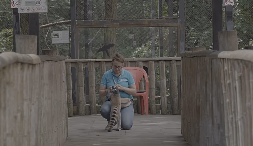 Zsuzsa Petró avec un lémurien au zoo de Nyíregyháza-Sóstó