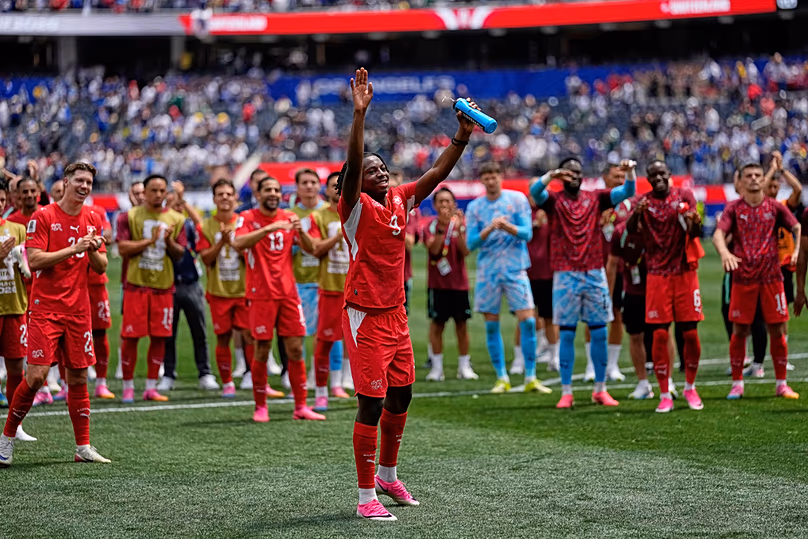 Le Suisse Johan Manzambi et d'autres coéquipiers saluent les supporters après la fin du match du groupe B de la Coupe du monde contre la Bosnie à Inglewood, en Californie, le jeudi 18 juin 2026.