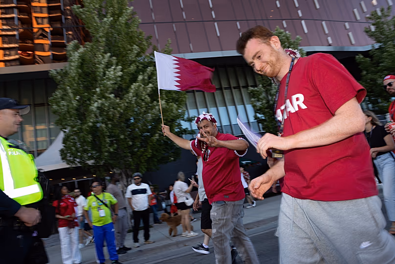 Les supporters quittent BC Place alors que les supporters du Qatar rejoignent les supporters canadiens après leur match lors du match du groupe B de la Coupe du monde à Vancouver, en Colombie-Britannique, le jeudi 18 juin 2026.