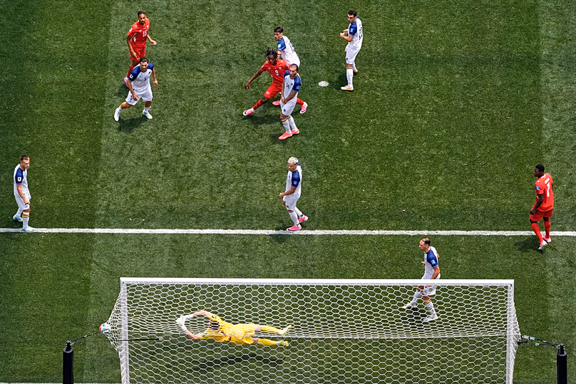 Le Suisse Johan Manzambi bat le gardien bosniaque Nikola Vasilj d'un tir pour marquer le premier but lors du match du groupe B de la Coupe du monde à Inglewood, le jeudi 18 juin 2026.