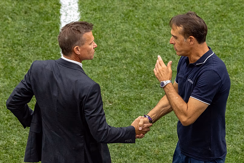 Le manager du Canada Jesse Marsch serre la main du manager du Qatar Julen Argote après le match du groupe B de la Coupe du monde à Vancouver, en Colombie-Britannique, le jeudi 18 juin 2026.