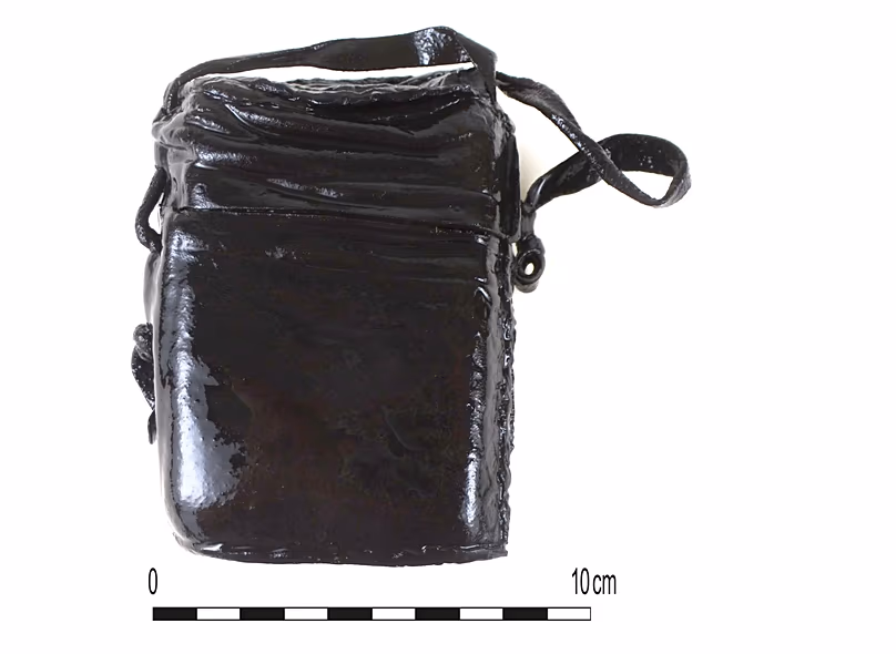 Remarquablement, même la pochette contenant le petit livre est bien conservée et pourrait presque dater d’aujourd’hui. Il présente un motif de lys.