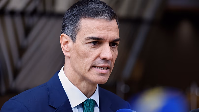Le Premier ministre espagnol Pedro Sanchez s'entretient avec les médias alors qu'il arrive pour un sommet européen au Conseil européen. (Photo AP/Omar La Havane)