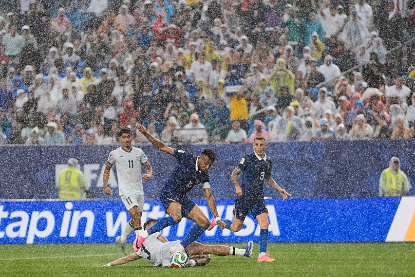 L'Irakien Hussein Ali, en bas, défie le Français Kylian Mbappe lors du match du Groupe I de la Coupe du monde à Philadelphie, le lundi 22 juin 2026.
