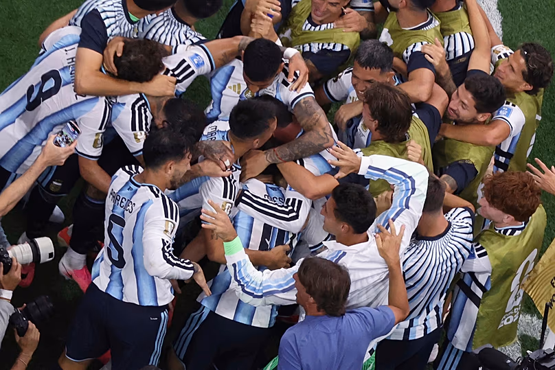 Les joueurs argentins célèbrent après que Lionel Messi ait marqué son deuxième but lors du match du groupe J de la Coupe du monde contre l'Autriche à Arlington, Texas, le lundi 22 juin 2026.