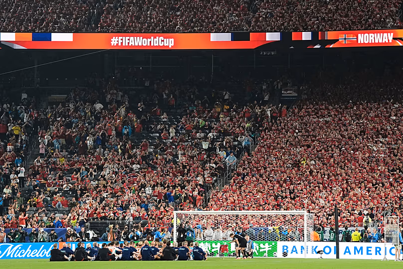 Le Norvégien Martin Oedegaard frappe du tambour alors que son équipe salue les supporters avec un chant après le match du Groupe I de la Coupe du monde contre le Sénégal, le lundi 22 juin 2026.