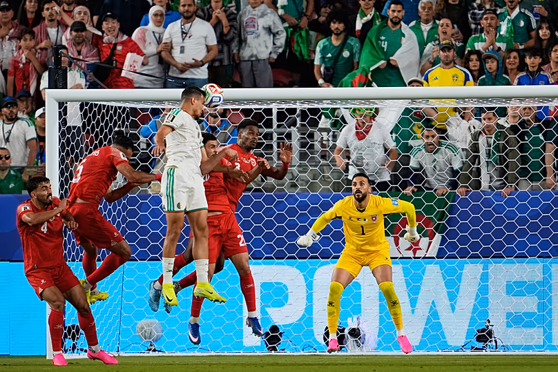 L'Algérien Nadhir Benbouali dirige le ballon pour marquer le premier but de son équipe lors du match du groupe J de la Coupe du monde contre la Jordanie, près de San Francisco, le lundi 22 juin 2026.