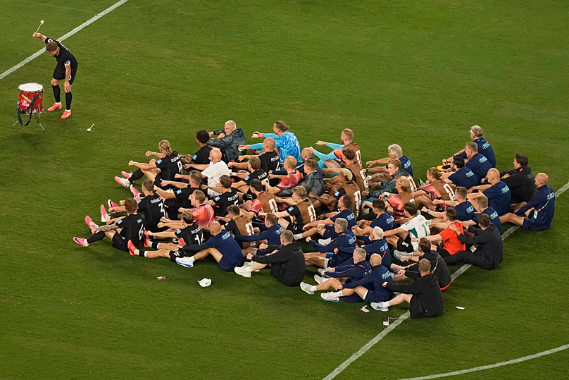 Les joueurs norvégiens effectuent un rituel d'aviron lors du match du Groupe I de la Coupe du monde contre le Sénégal à East Rutherford, dans le New Jersey, près de New York, le lundi 22 juin 2026.