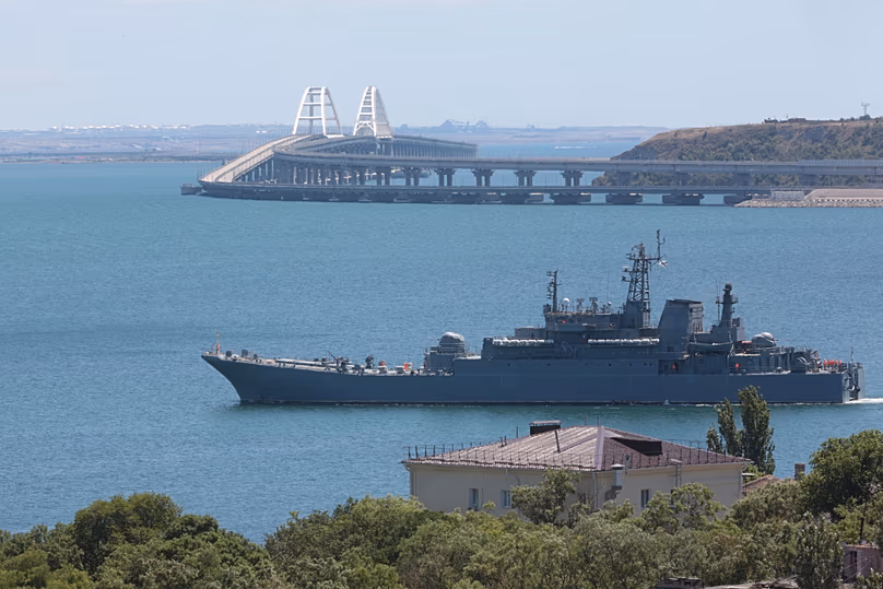 DOSSIER – Un navire de débarquement militaire russe transporte des voitures et des personnes depuis le pont de Kertch reliant le continent russe à la péninsule de Crimée par le détroit de Kertch