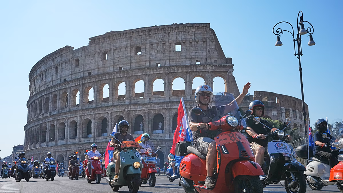 Vespa fête ses 80 ans avec un grand défilé à Rome