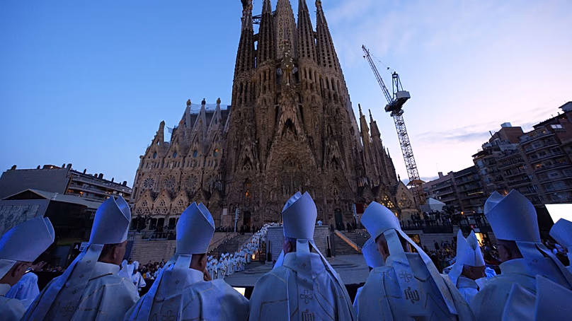 Des prêtres assistent à l'inauguration de la Tour de Jésus-Christ à la basilique de la Sagrada Familia à Barcelone, Espagne, le mercredi 10 juin 2026. (AP Photo/Emilio M