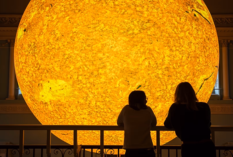 Luke Jerram, Helios dans les salles de réunion de Bath, 2025. Images du National Trust.