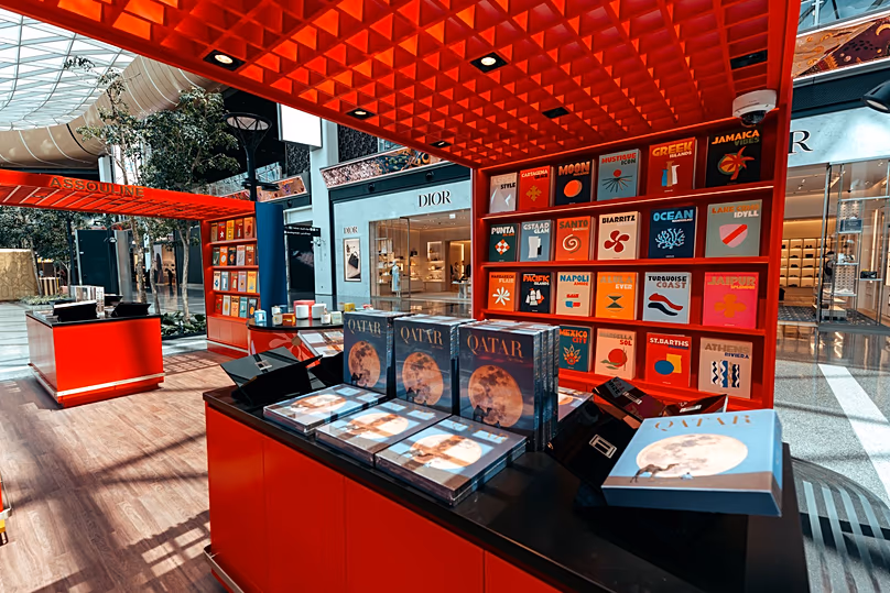 Les voyageurs peuvent acheter des livres, des bougies, des sacs fourre-tout et bien plus encore