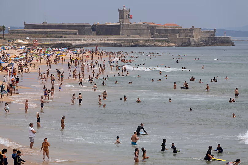 DOSSIER (12.07.2022). Plage de Carcavelos, à la périphérie de Lisbonne.