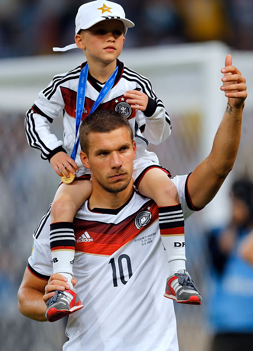 Lukas Podolski avec son fils Louis Gabriel après la finale de la Coupe du monde entre l'Allemagne et l'Argentine au Brésil en juillet 2014.