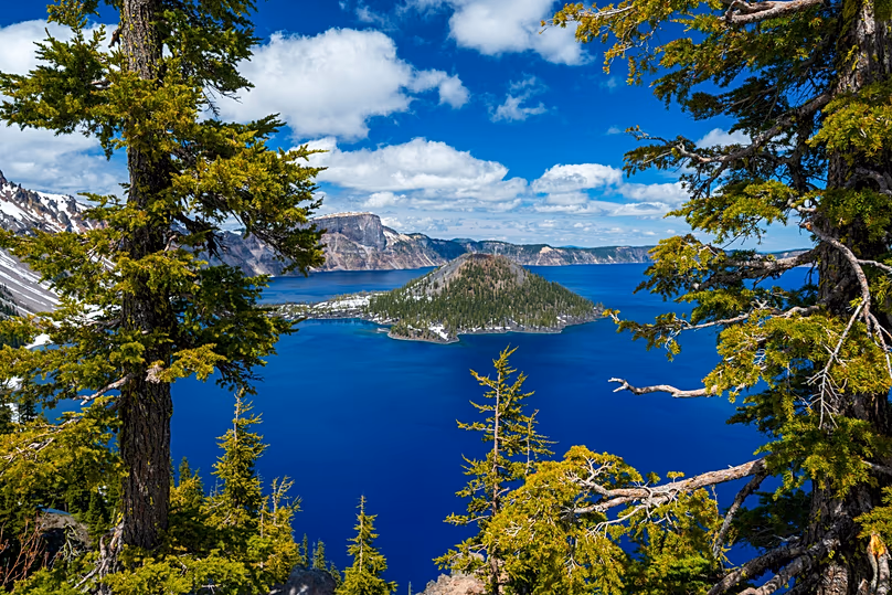 Crater Lake est célèbre pour ses bleus vifs et sa beauté naturelle