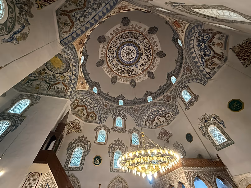 Assurez-vous de vous couvrir si vous voulez voir les magnifiques intérieurs de la mosquée Sinan Pacha.