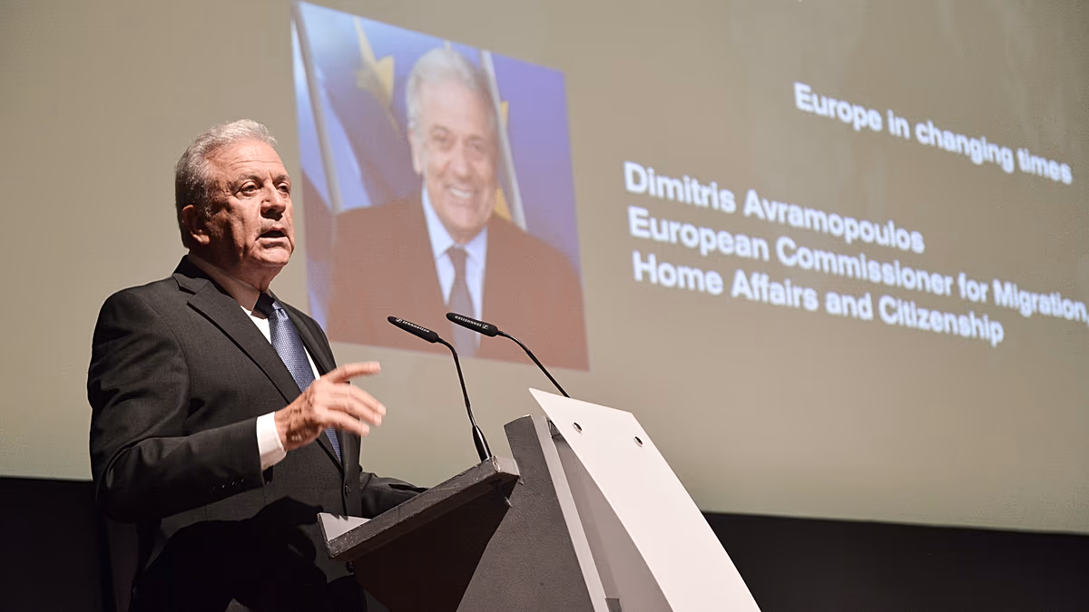 Corruption : la justice belge émet un mandat d'arrêt contre l'ancien commissaire européen Dimitris Avramopoulos