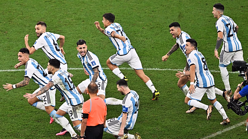 Les joueurs argentins célèbrent après avoir battu la France aux tirs au but en finale de la Coupe du monde au Qatar