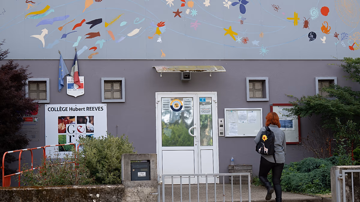 Des centaines de personnes défilent à la mémoire de Lyhanna, une écolière française assassinée