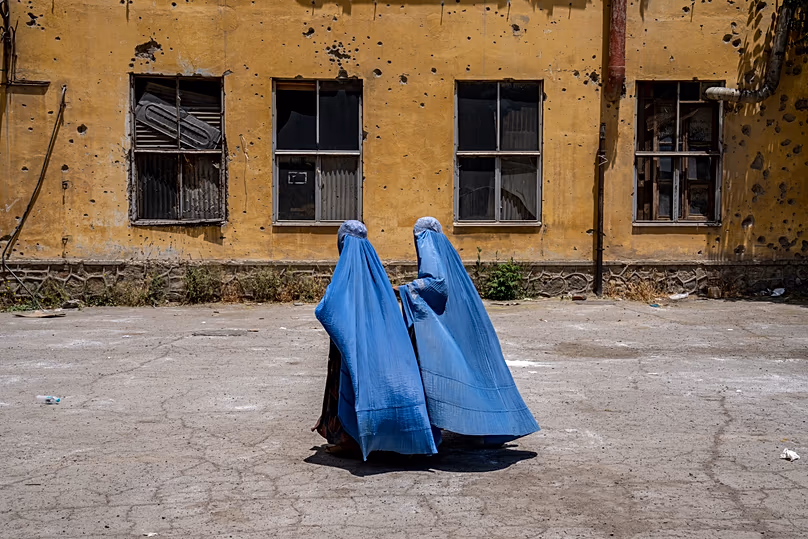 Des Afghanes attendent de recevoir des rations alimentaires distribuées par un groupe d'aide humanitaire à Kaboul, le 28 mai 2023.