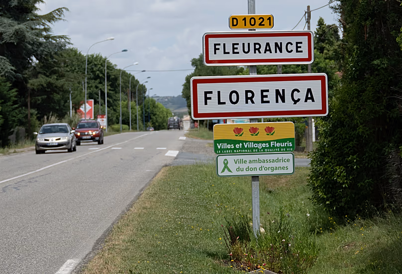 Le panneau d'entrée de Fleurance, la maison de Lyhanna, 11 ans, disparue, dans le sud-ouest de la France, le 5 juin 2026.
