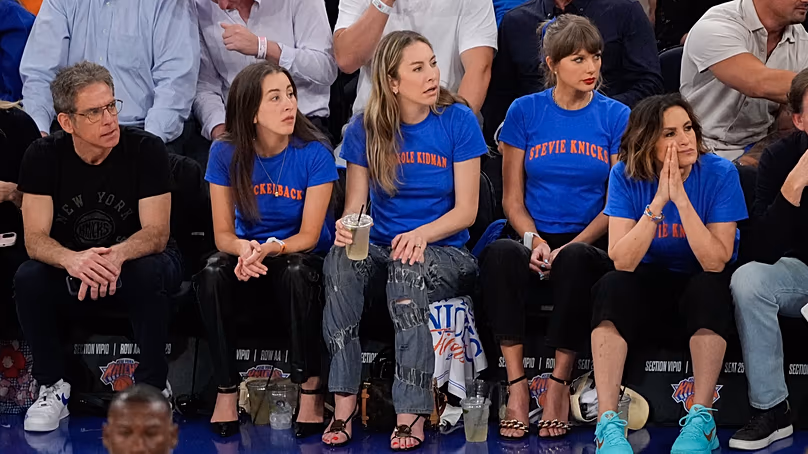 Ben Stiller, Alana Haim, Este Haim, Taylor Swift et Mariska Hargitay regardent le quatrième match de la finale NBA entre les San Antonio Spurs et les New York Knicks, le 10 juin à New York.