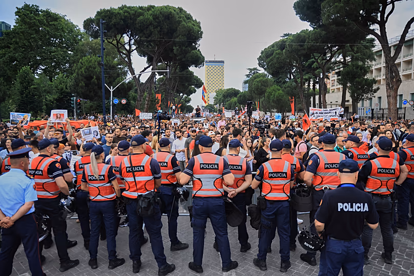 Des policiers bloquent une rue lors d'une manifestation à Tirana, le 3 juin 2026.