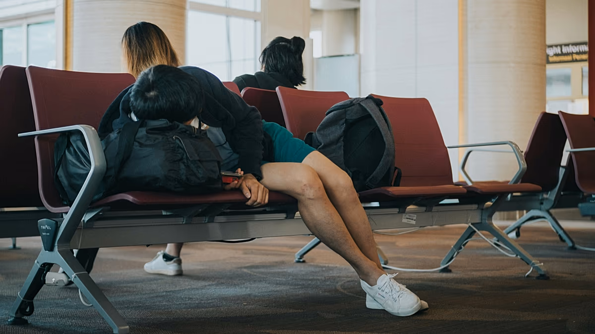Fatigué du décalage horaire ? Les experts partagent leurs meilleurs conseils pour la récupération après un voyage