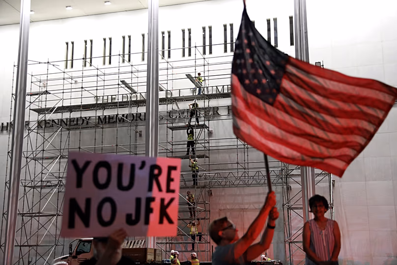Les gens attendent que le nom de Donald Trump soit retiré du John F. Kennedy Center - 12 juin 2026