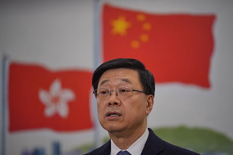 Le directeur général de Hong Kong, John Lee, s'adresse aux médias lors d'une conférence de presse à Pékin, le 16 décembre 2025.