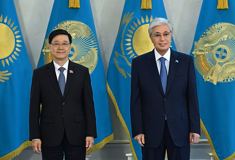 Le président du Kazakhstan Kassym-Zhomart Tokayev et le directeur général de Hong Kong John Lee