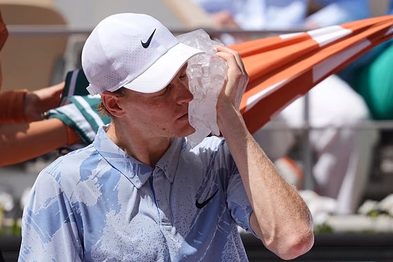 Jannik Sinner lors d'une pause lors du deuxième tour du match de tennis en simple messieurs à Paris, le 28 mai 2026