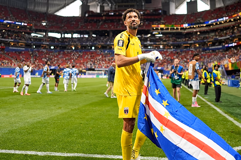 Le gardien capverdien Vozinha célèbre le drapeau de son pays après le match de football du groupe H de la Coupe du monde entre l'Espagne et le Cap-Vert à Atlanta, le lundi 15 juin 20.