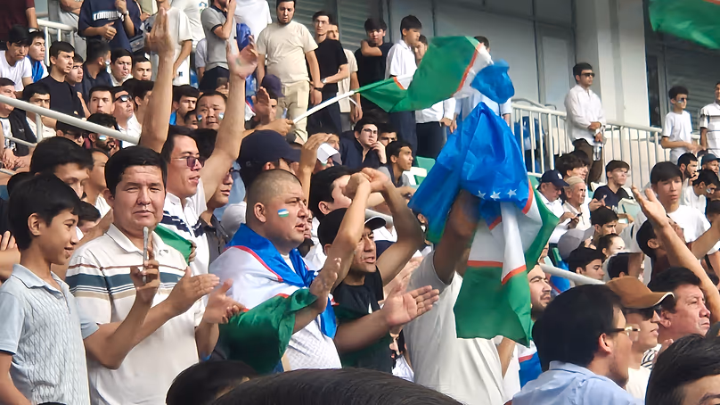 Les supporters ouzbeks font la fête en regardant le match au stade Bunyodkor à Tachkent