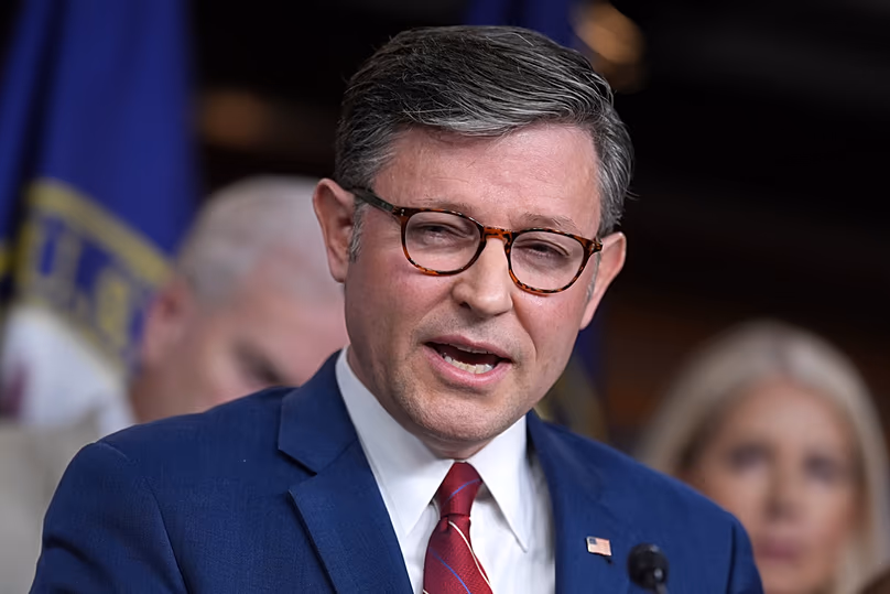 Le président de la Chambre, Mike Johnson, R-La., rejoint par les dirigeants du GOP, s'adresse aux journalistes au Capitole à Washington, le mercredi 3 juin 2026. (AP Photo/J. Scott Applewhite)