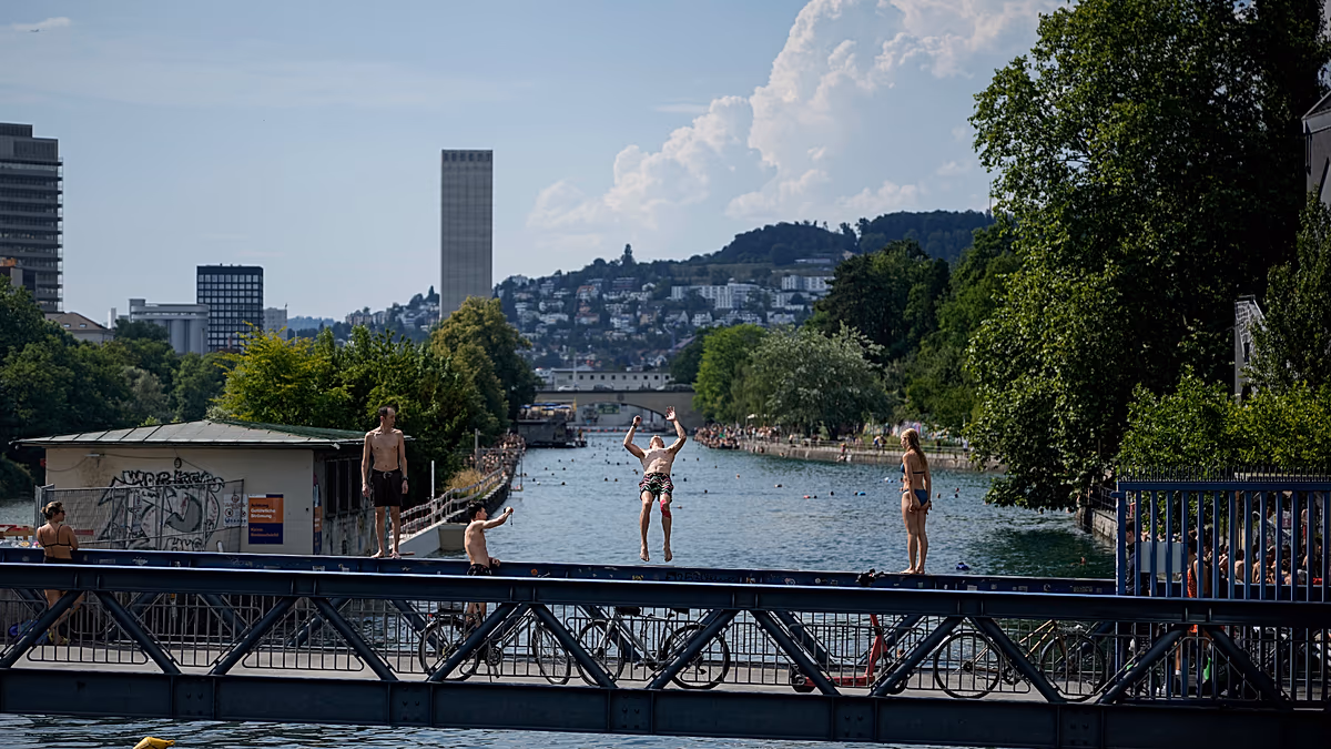 La canicule du solstice d’été s’abat sur une grande partie de l’Europe alors que la France restreint la consommation d’alcool