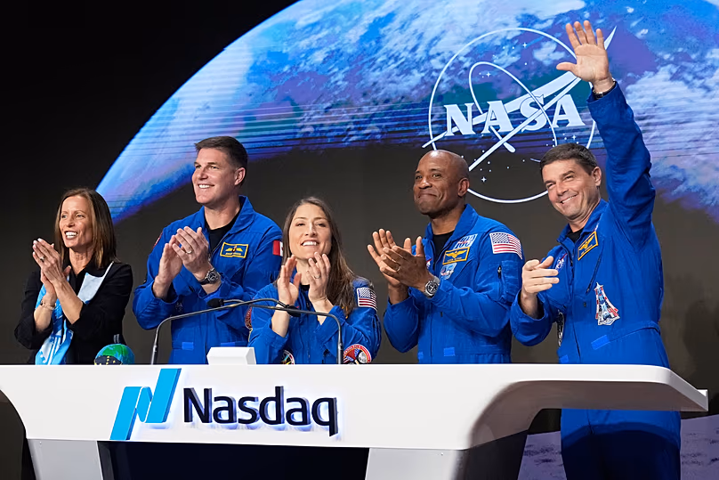 Les astronautes Artemis II de la NASA accompagnés de la PDG du Nasdaq, Adena T. Friedman, sonnent la cloche de clôture à New York, le 30 avril 2026.