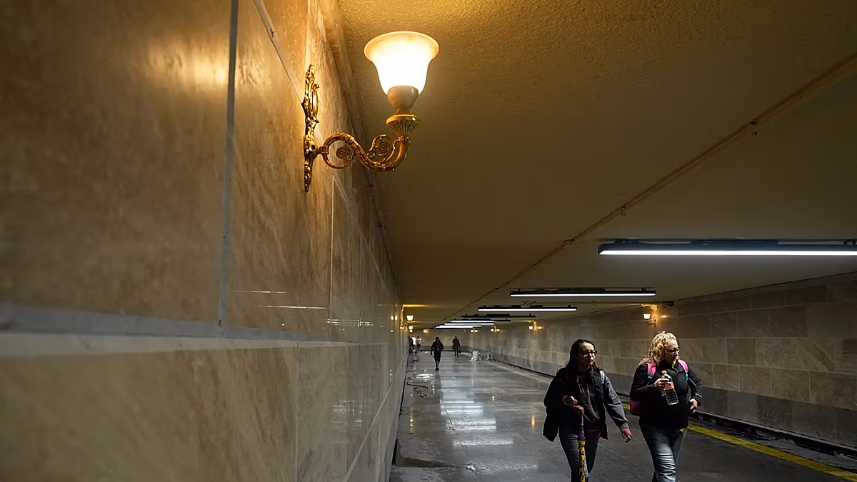 La station de métro de Mexico devient virale à cause des lustres