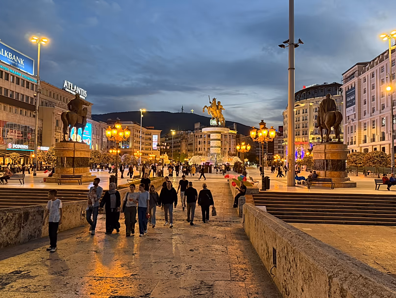 La place macédonienne, avec sa statue d'Alexandre le Grand, est le cœur de la ville