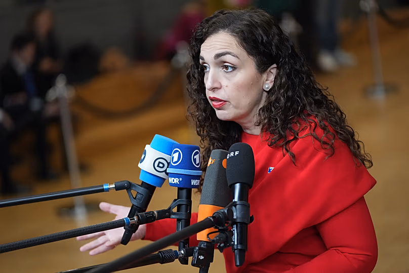 Vjosa Osmani s'adresse aux médias au bâtiment du Conseil européen à Bruxelles, le 17 décembre 2025