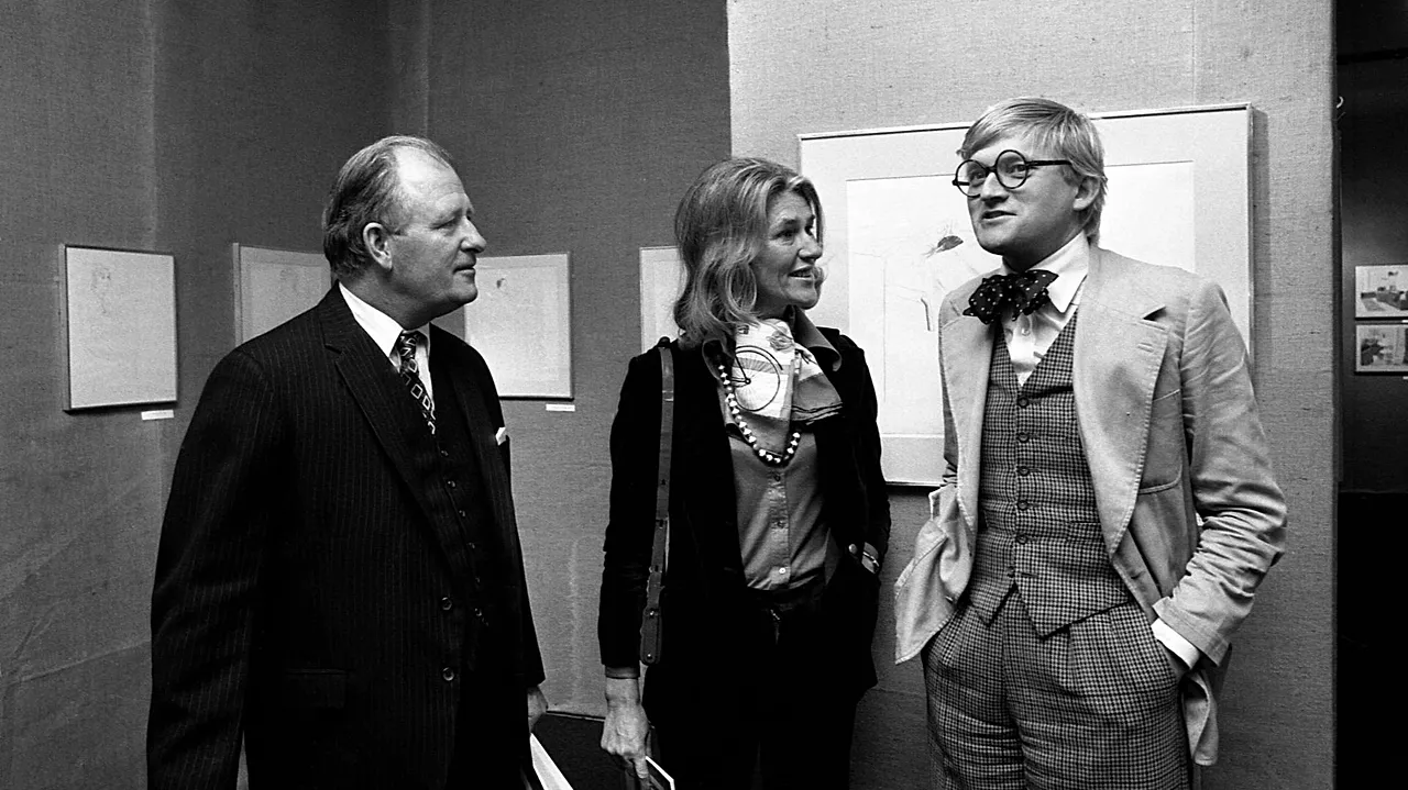 DOSSIER : Hockney photographié avec l'ambassadeur britannique Edward Tomkins, à gauche, lors de l'ouverture de son exposition au Musée des Arts Décoratifs le 10 octobre 1974.