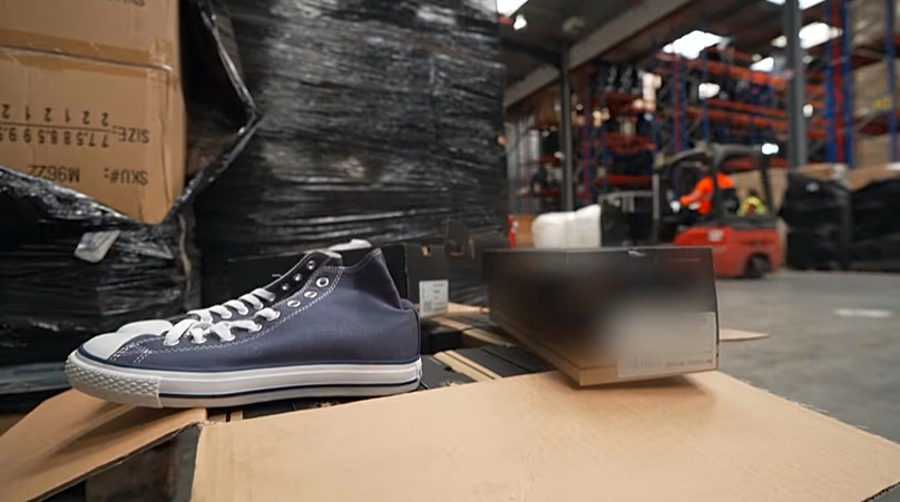 Une des paires de baskets contrefaites sortie de sa boîte
