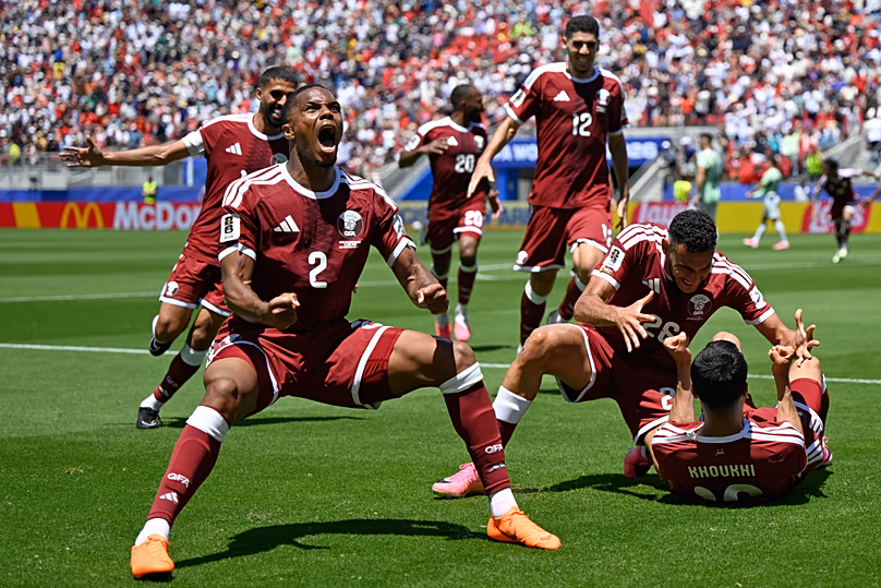 Les joueurs du Qatar célèbrent l'égalisation tardive contre la Suisse