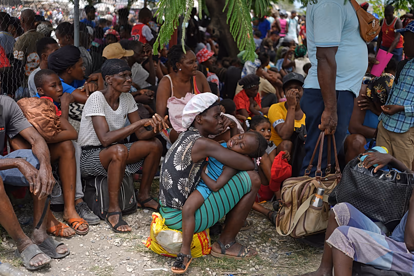 Des personnes déplacées de chez elles en raison d'affrontements entre bandes armées se réfugient dans un commissariat de police de Port-au-Prince, le 11 mai 2026.